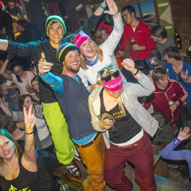 Gruppe feiert entspannt im Dampfkessel