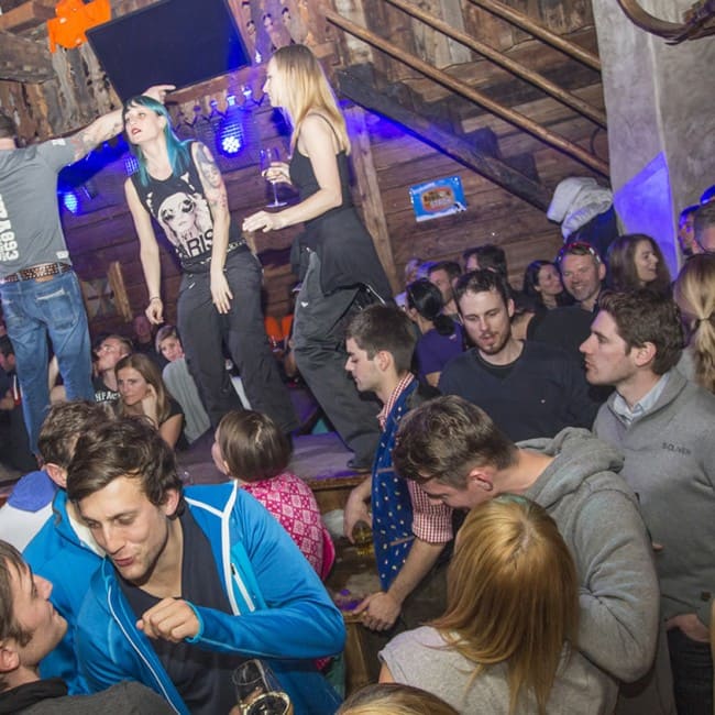 Gruppe tanzt im Dampfkessel