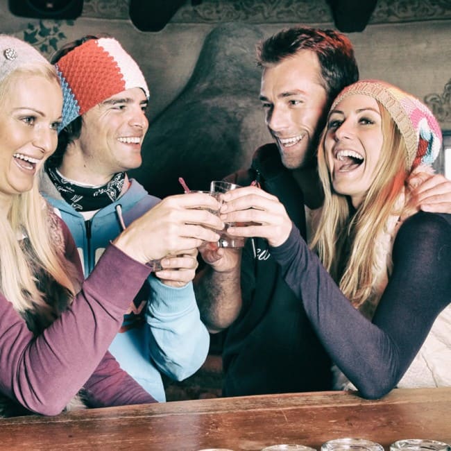Schnaps an der Bar trinken