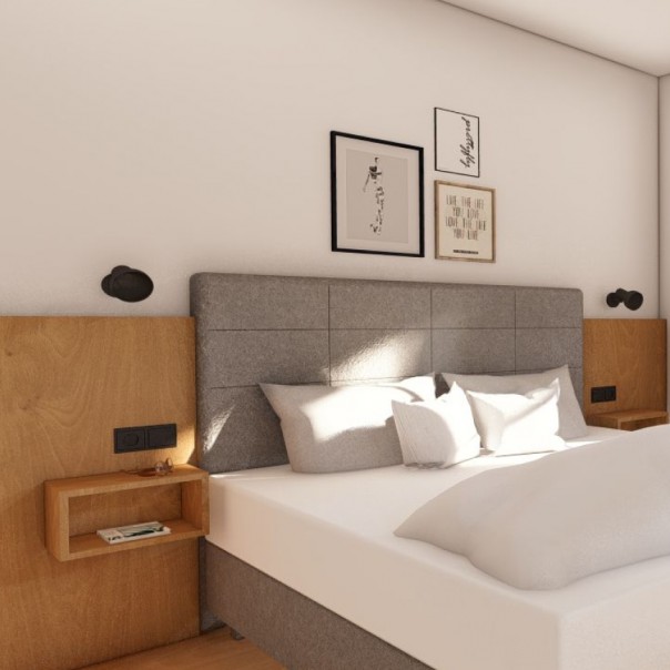 Mit Sonnenstrahlen beleuchtetes Bett im Dampfkessel Living