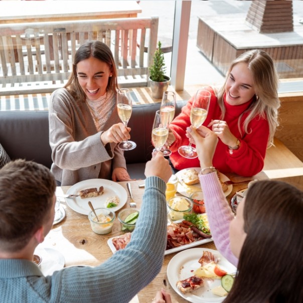 Frau relaxt auf der Couch &copy; unsplash.com/Warion Taipei