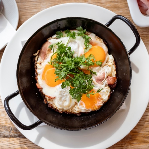 Fr&uuml;hst&uuml;ck im Dempfkessel Flachau &copy; Shutterstock