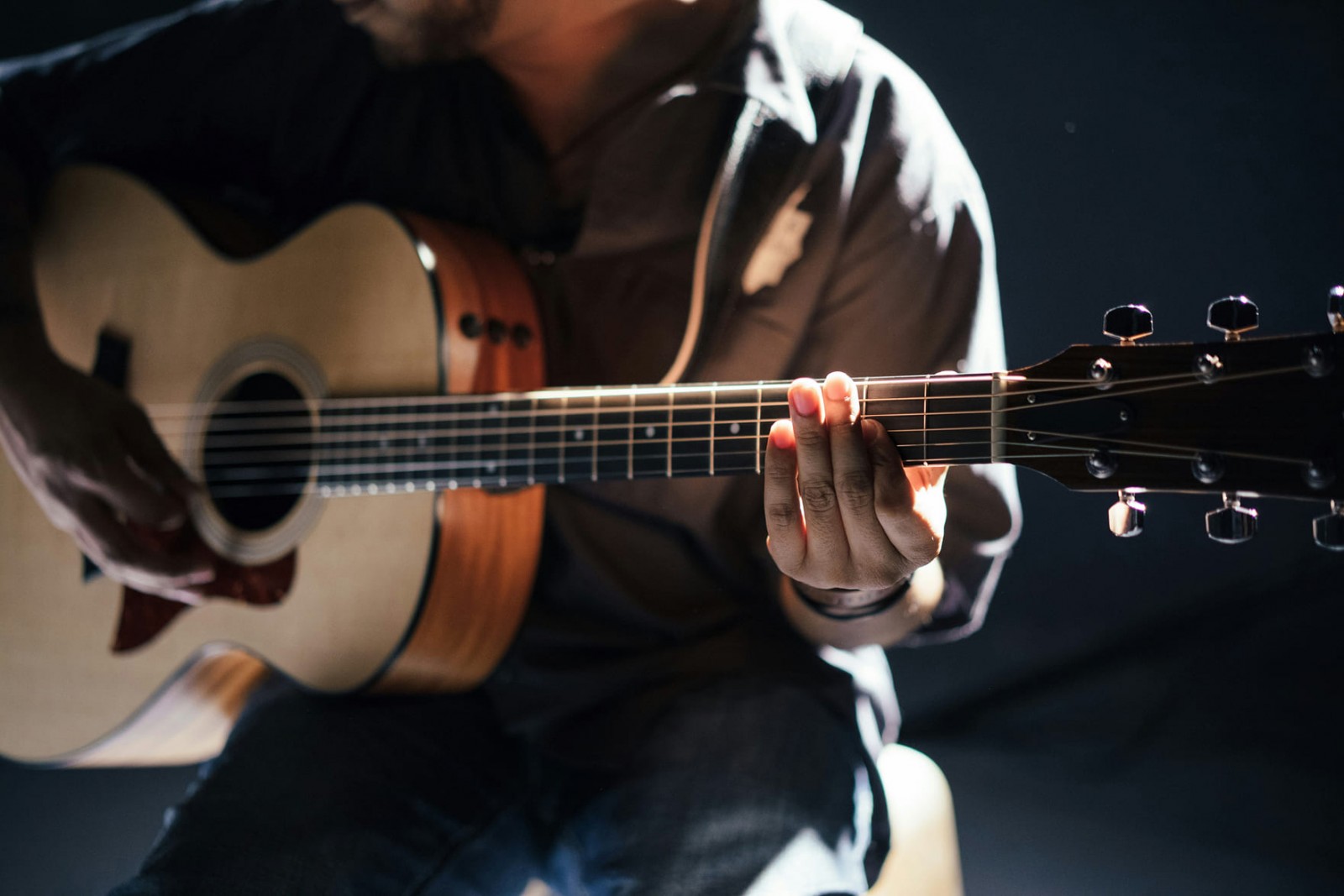 Gitarre © Foto von Gabriel Gurrola auf Unsplash