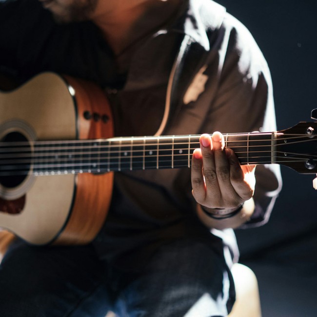 Gitarre © Foto von Gabriel Gurrola auf Unsplash
