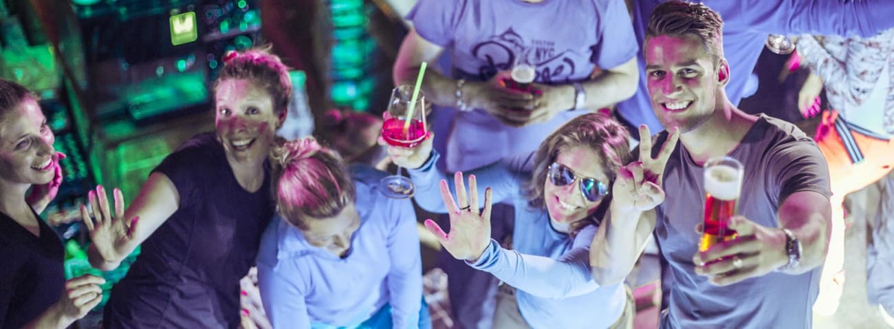 Freunde beim Après Ski Party feiern im Dampfkessel