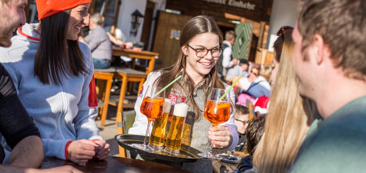 Eine Kellnerin im Dampfkessel serviert Drinks
