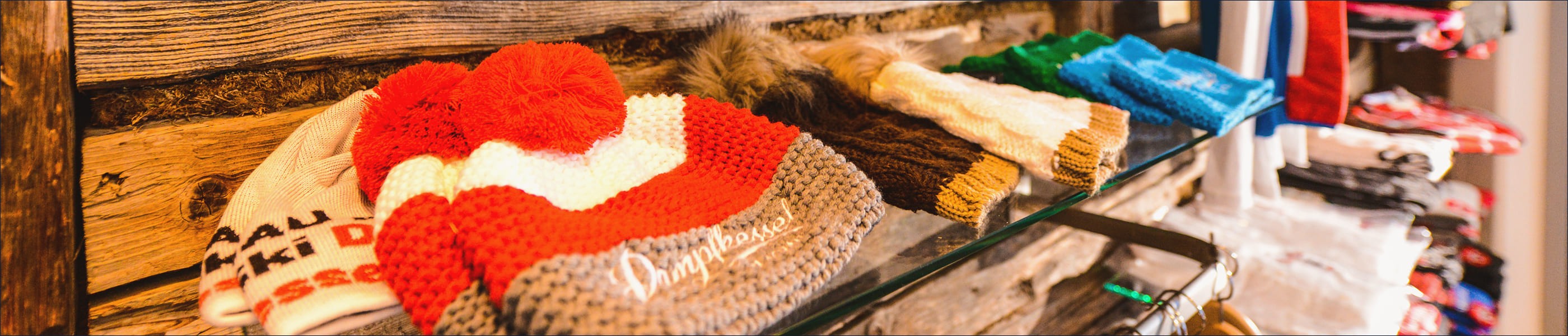 Stylische Pullover, Hemden, Mützen und T-Shirts aus der Dampfkessel Modekollektion