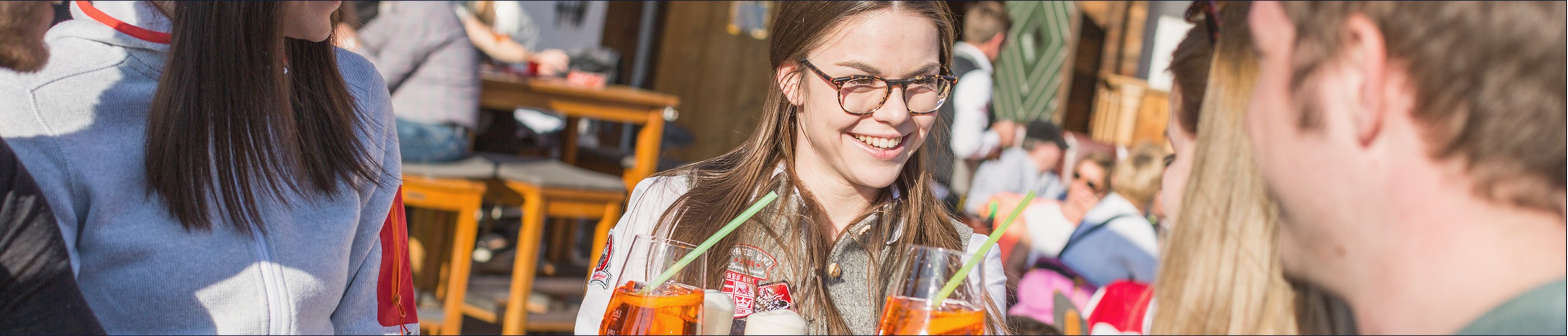 Eine Kellnerin im Dampfkessel serviert Drinks