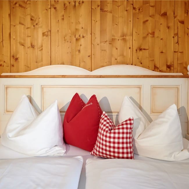 Schlafzimmer mit gemütlichem Bett