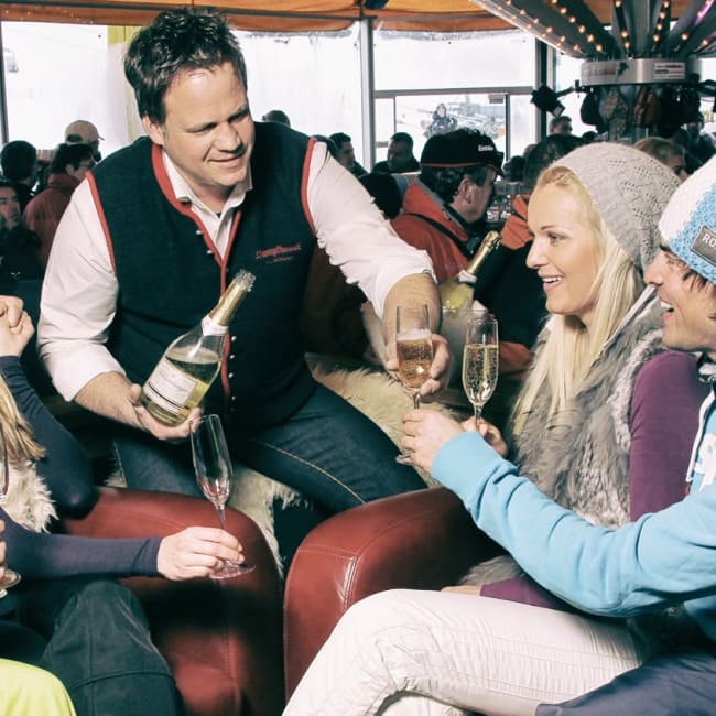 Sekt trinken mit Freunden