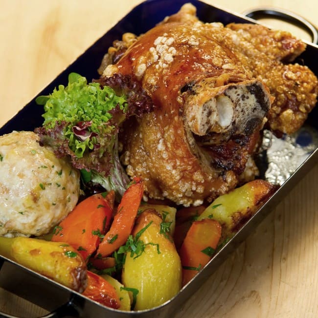 Schweinshaxen essen im Dampfkessel